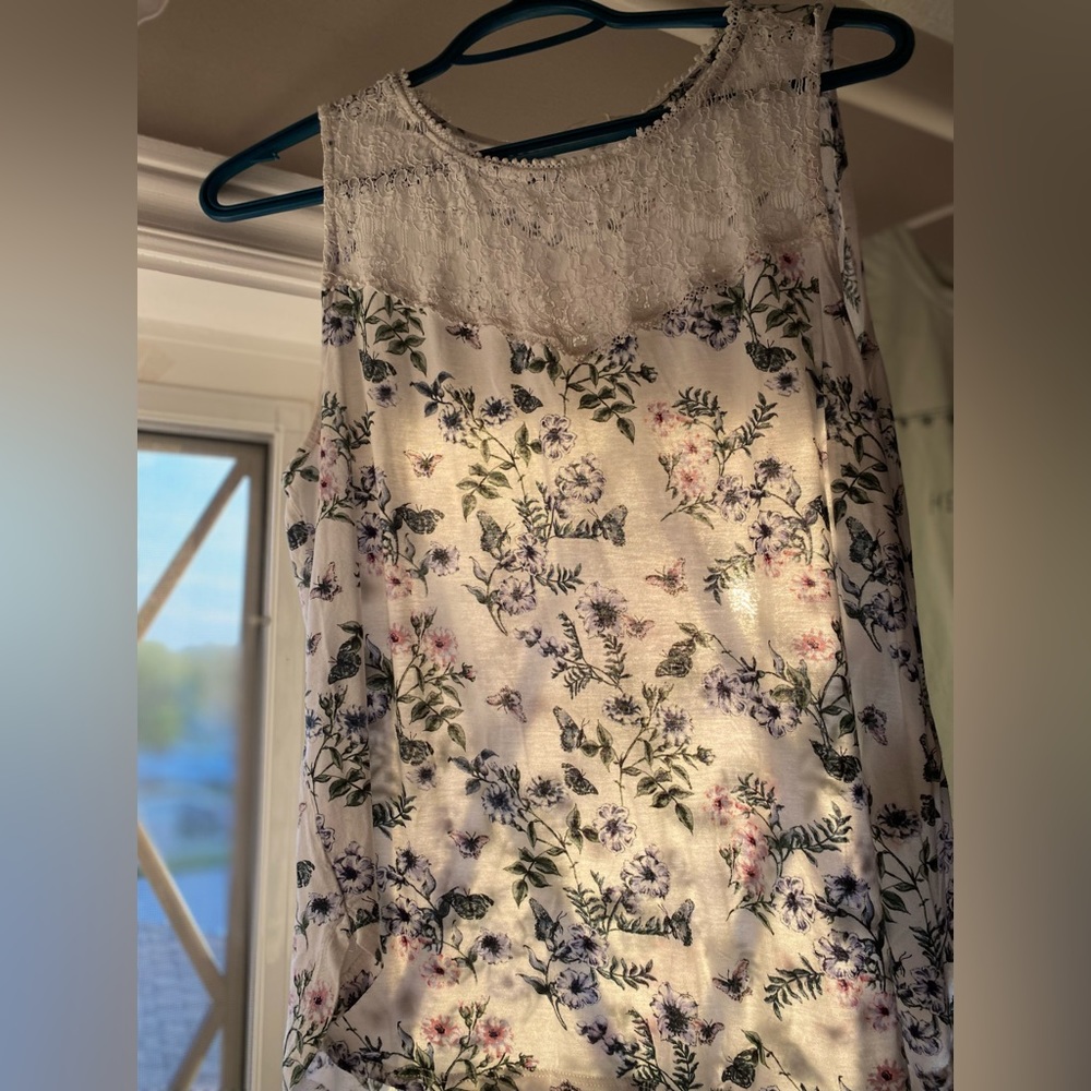 A beautiful H&M tank top with a little bit of lace on the top. Floral/Spring